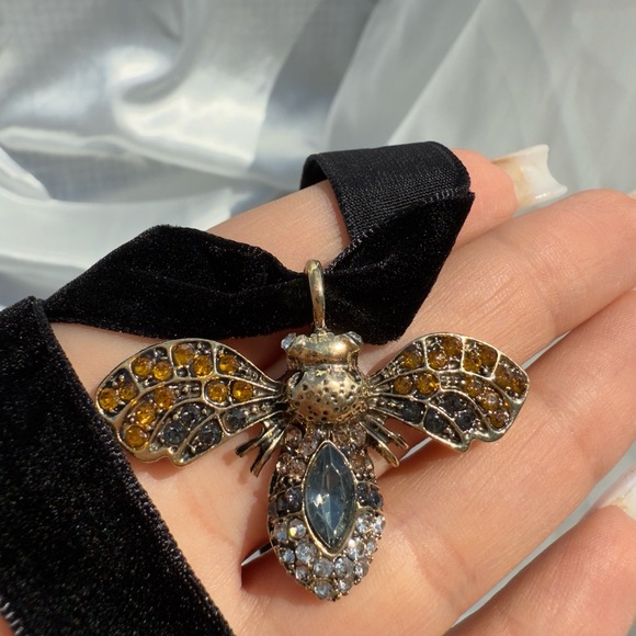 Queen Bee Velvet Ribbon Necklace - Picture 8 of 8
